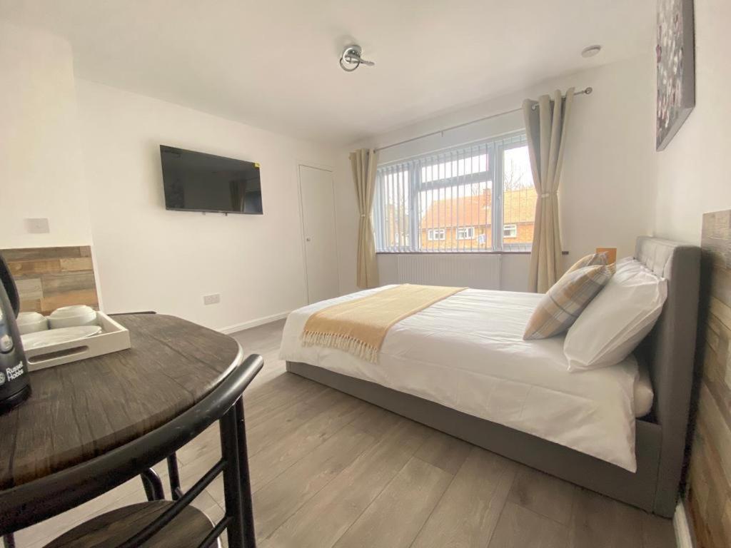 Gatwick Deluxe En-Suite Rooms Horley Zewnętrze zdjęcie