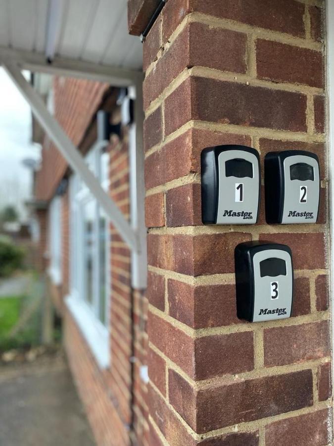 Gatwick Deluxe En-Suite Rooms Horley Zewnętrze zdjęcie