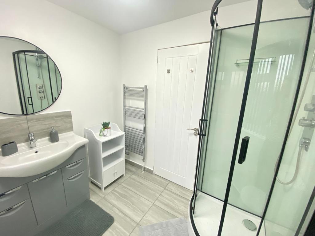 Gatwick Deluxe En-Suite Rooms Horley Zewnętrze zdjęcie