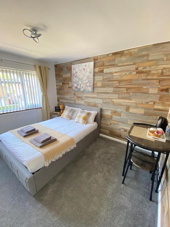 Gatwick Deluxe En-Suite Rooms Horley Zewnętrze zdjęcie